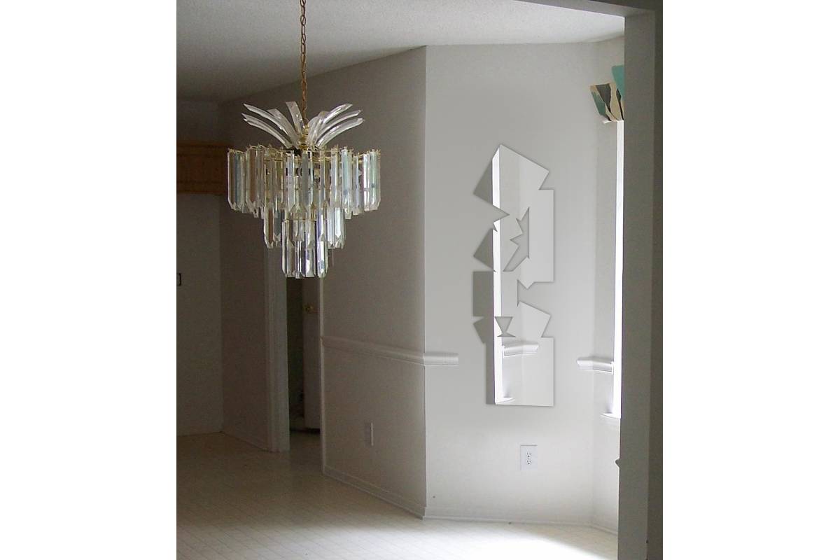 Miroir design carré allongé perpendiculaire à la source de lumière